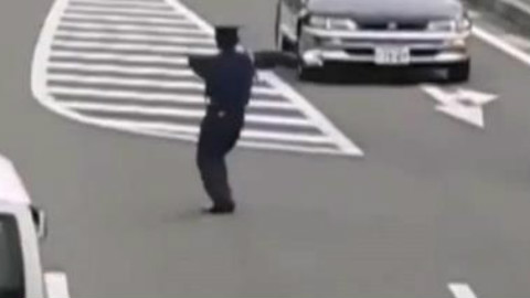 日本警察指挥交通,妖娆画风你们感受下。。。